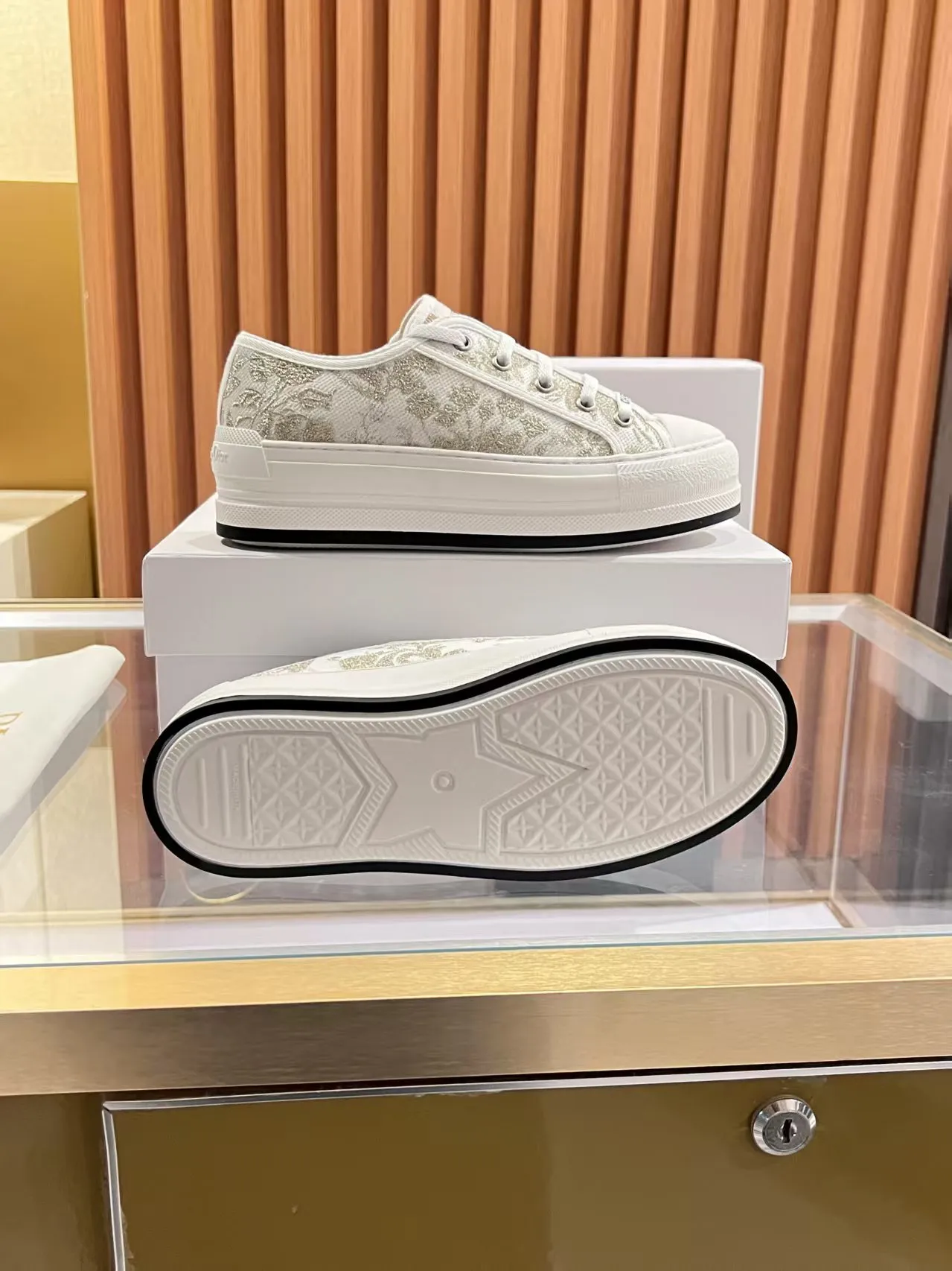 👟👟Ex-factory price 520👟👟 Walk‘n’Dior embroidered mid-top casual shoes are new in 2025. On the fashion stage, Dior embroidered shoes are the well-deserved protagonist. Delicate stitching is used on the upper, every stitch is devoted to the craftsman's efforts, and every thread is woven with artistic poetry. From complex floral patterns to smart geometric textures, embroidery is like the magic that gives shoes life, allowing them to show dynamic beauty even in static conditions.   Wearing Dior embroidered shoes feels like stepping into a dream world full of art. It is not only a pair of shoes, but also a walking piece of art that perfectly integrates fashion and culture. Whether you are strolling on the bustling city streets or attending important social occasions, Dior embroidered shoes can add unique charm to your style and become the focus of everyone's attention.   Choosing Dior embroidered shoes means choosing a persistent pursuit of quality and a unique understanding of fashion. Let it accompany you through every wonderful moment and leave your own fashion mark.  Material: Sheepskin lining, feet, silk cowhide, size 35-41, heel height 5cm
